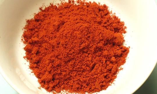 Светлая миска, наполненная пиментоном (порошком копченой паприки). Светлая миска, наполненная пиментоном (порошком копченой паприки).