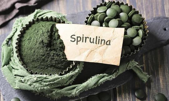 Spirulina als Pulver und Tabletten. Das sind gezüchtete und meist in Heissluft (z.B. 135 Grad C) getrocknete Bakterien Spirulina spp. Spirulina (Arthrospira), Pulver und Tabletten - meist in Heissluft getrocknete Zuchtbakterien.
