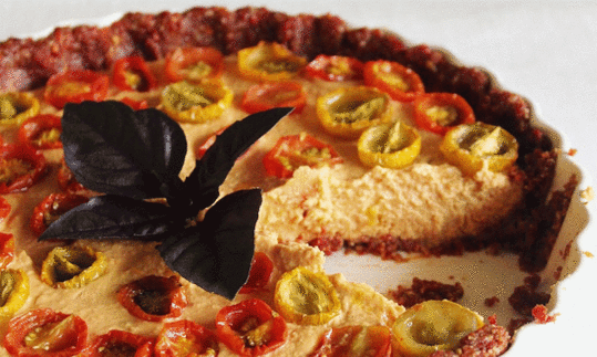 Фото оригинального разрезанного «Тарта с вялеными помидорами с хумусом из цукини».