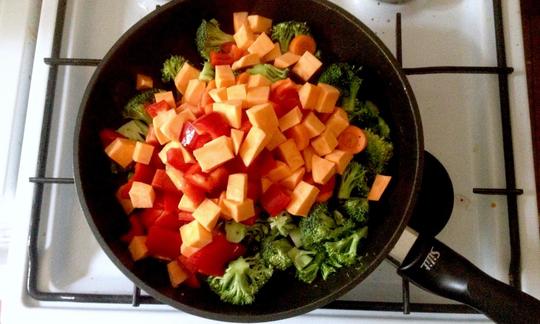 Gemüse beim Dünsten in der Pfanne