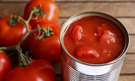 Tomate troceado, en conserva: a la izquierda, tomates frescos; a la derecha, tomates troceados y en conserva. Pomodori, conservati: pomodori freschi a sinistra, pomodori in scatola tagliati a destra.