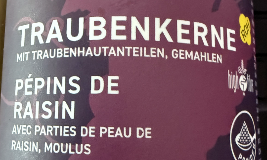 Traubenkern mit 30 % Traubenhautanteilen gemahlen, Demeter Bioqualität. Traubenkern mit 30 % Traubenhautanteilen gemahlen, Demeter Bioqualität.