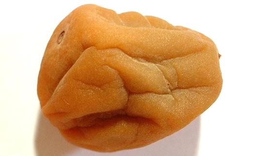 Frutto umeboshi fermentato, disponibile anche in pasta. Frutto che giace liberamente.