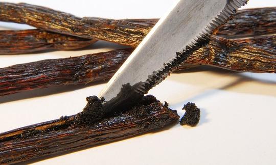 Vanille-Schoten: Mit Messer die Samengewinnung gezeigt, zur Verwendung als natürliche Vanille. Vanille-Schoten: Mit Messer die Samengewinnung gezeigt, zur Verwendung als natürliche Vanille.