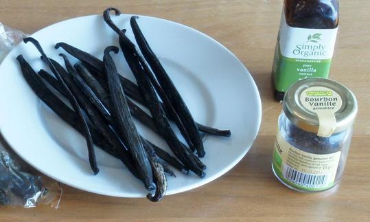 Rechts Vanillepulver (gemahlene Vanille), darüber Vanille-Extrakt, links fermentierte Vanille-Schoten. Es gibt aber mehr Kunstprodukte als echte Vanille. Rechts Vanillepulver (gemahlene Vanille), darüber Vanille-Extrakt, links fermentierte Schoten.