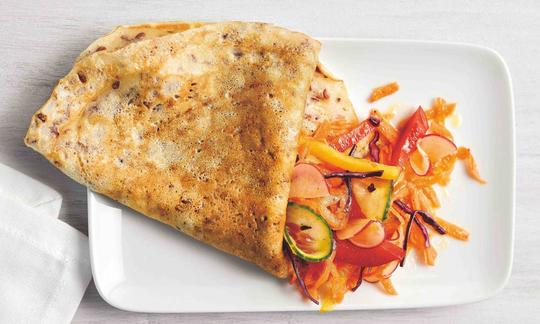 Recipe picture "Flaxseed wholemeal crêpes with raw vegetable salad" from "Eating against arthritis...", p. 160.