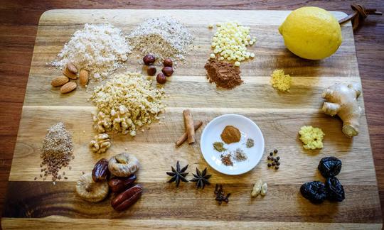 Bild mit bereitgestellten Zutaten für "Roh-vegane Elisen-Lebkuchen" auf einem Küchenbrett.
