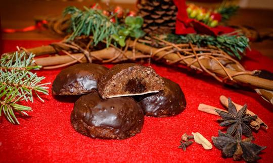 Fertig zubereitete "Roh-vegane Elisen-Lebkuchen" auf rotem Untergrund mit Weihnachtsdeko.
