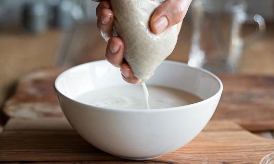 Sojamilch pürieren (passieren) nach dem Einweichen und dem Mixen: Schritt 2 Sojamasse auspressen. Sojamilch pürieren (passieren) nach dem Einweichen und dem Mixen: Schritt 2 Sojamasse auspressen.
