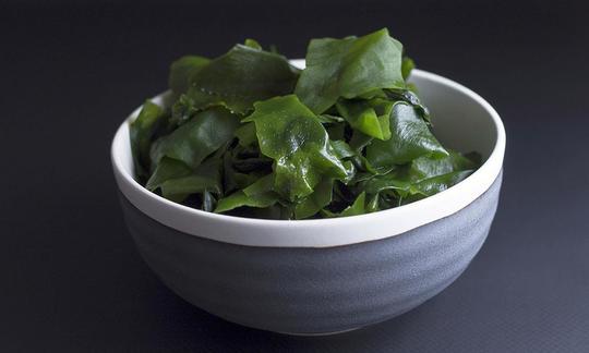 Wakame, roh - Undaria pinnatifida - direkt nach dem Wässern in kleiner Keramikschüssel. Wakame, roh - Undaria pinnatifida - direkt nach dem Wässern in kleiner Keramikschüssel.