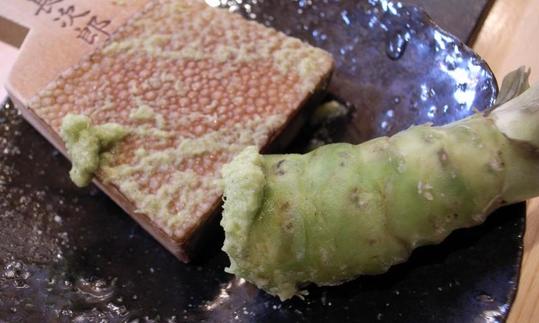 Корень васаби тертый на терке - Eutrema japonica. Корень васаби тертый на терке - Eutrema japonica.