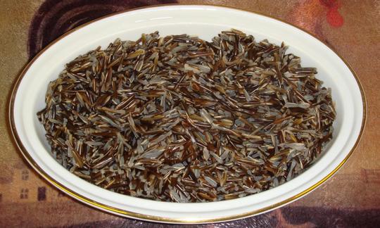 Cuenco de arroz salvaje cocido. Se aprecia el interior blanquecino. Cuenco de arroz salvaje cocido. Se aprecia el interior blanquecino.