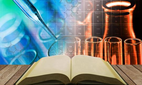 HIntergrund Periodensystem der Elemente, Chemie-Instrumente vor aufgeschlagenem leeren Buch.