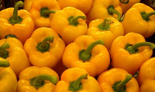 Verduras crudas, sin procesar: pimiento amarillo, crudo. Capsicum annuum Pimientos amarillos amontonados. Son originarios de América.