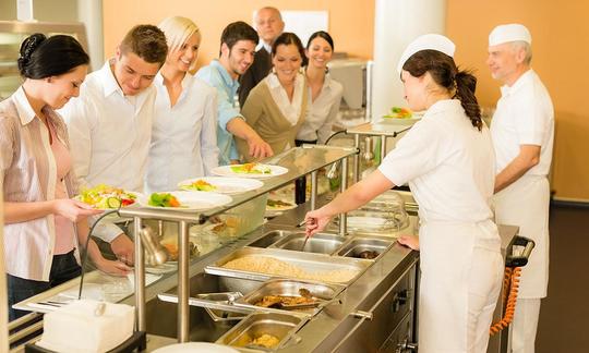 Comida de cantina: entrega de alimentos ejemplar y un número bajo de personas esperando.