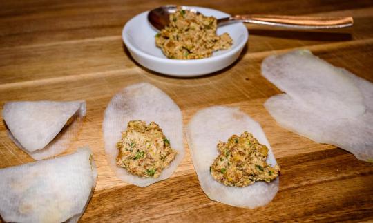 Изображение приготовления (шаг 4) «Сыровеганских тортеллини из кольраби с ореховой начинкой».