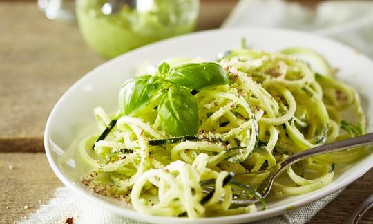 Rezeptbild "Zucchini-Spaghetti mit Hanf-Pesto und Mandel-Parmesan" aus dem Buch: "Be Faster, Go Vegan", Seite 119