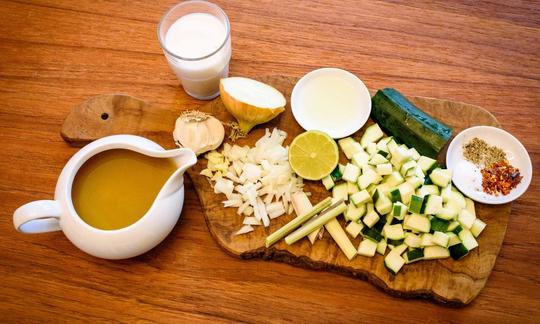 Bild der fertig vorbereiteten Zutaten für die "Zucchinisuppe mit Zitronengras und Limettensaft".