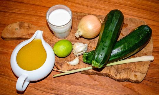 Bild mit bereitgestellten Zutaten für die "Zucchinisuppe mit Zitronengras und Limettensaft.