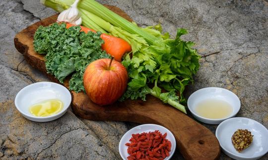 Ингредиенты для "Яблочно-капустного салата с дрессингом из годжи" из "Vegan for Her", V. Messinа.