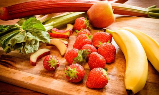 Bereitstellung der Zutaten für das "Zuckerfreie Rhabarber-Erdbeerkompott mit Banane".
