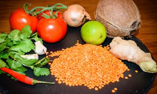 Muestra de los ingredientes para las «Lentejas rojas con tomate, jengibre y chile».