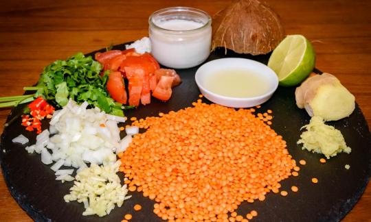 Imagen de los ingredientes preparados para las «Lentejas rojas con tomate, jengibre y chile».