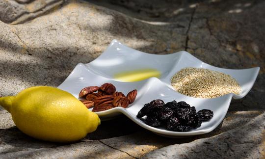 Zutaten für den "Quinoa-Kirschsalat mit Nüssen" aus "Vegan for Her", von Virginia Messina, Seite 317