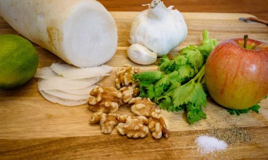 Ingredientes para la «Ensalada de rábanos crudos veganos con aliño de manzana y lima».