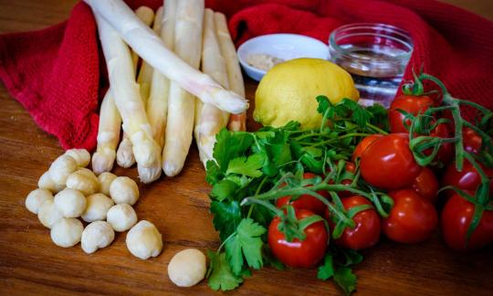 Ingredientes para la «Crema de espárragos con tomates cherry y perejil», con espárragos blancos.