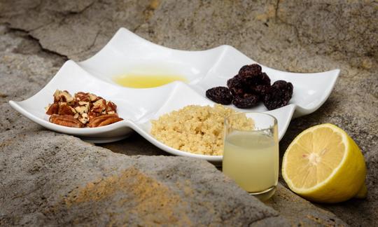 Vorbereitete Zutaten für den "Quinoa-Kirschsalat mit Nüssen" aus "Vegan for Her", von Virginia Messina, Seite 317