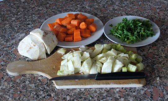 Gemüse für den Gemüsefond in grobe Stücke geschnitten.