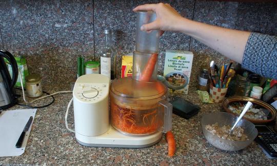 For the vegetable base of the dish "Carrots and Broccoli with Vanilla Sauce" the carrots have to be chopped. Here we grate them with the food processor.
