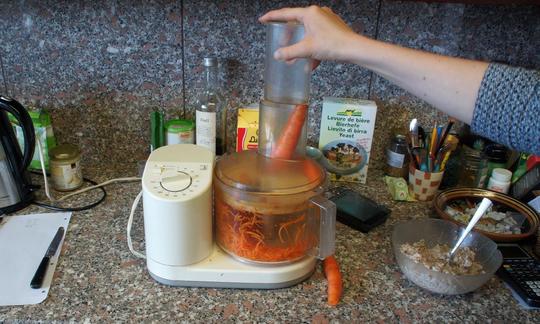 Für die Gemüse Grundlage des Gerichts "Karotten-Broccoli an Vanillesauce" sind die Karotten zu zerkleinern. Hier raspeln wir sie mit der Küchenmaschine.