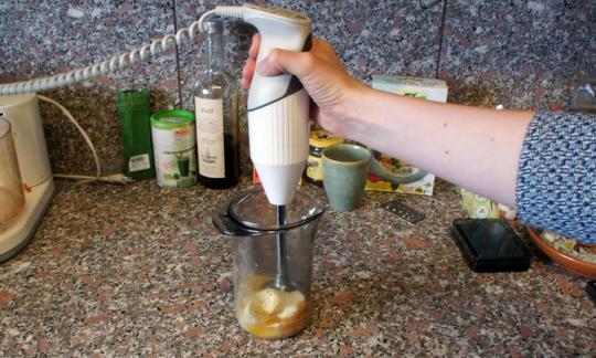 To make the vanilla sauce, first puree the prepared banana and orange pieces with a hand blender. Then add the other ingredients.