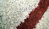 Perle di tapioca incollate insieme con semi di mirtillo rosso nel mezzo.