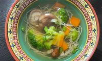 Recipe picture of the prepared "Kombu Dashi with shiitake mushrooms, carrot, broccoli and noodles".