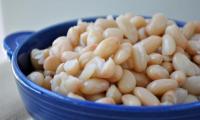 Blue bowl with freshly cooked white beans (Phaseolus vulgaris).