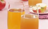Apple juice without additives: Two glasses with differently clouded variants (color).