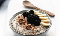 Recipe picture "Lemon Poppy Seed Porridge" from "Vegan Favorite Recipes for Every Day", page 29.