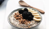 Rezeptbild "Lemon Poppy Seed Porridge" aus "Vegane Lieblingsrezepte für jeden Tag", Seite 29.