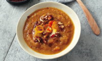 Imagen de la receta «Bisque otoñal de castañas y zanahorias con garam masala», de «Vegans Go Nuts».