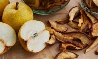 Traditionell getrocknete Birnenschnitzel. Links davon frische Birnen.