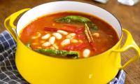 Bean Stew with Swiss Chard (Estofado de alubias con acelgas) from the cookbook “Vegan Spanien,” p. 129