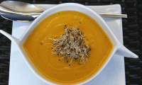 Rezeptbild "Butternusskürbissuppe mit Sprossen" aus Blog "Kraftort Rohkostküche" von Lena Erlman.