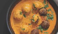 Vegan makhani sauce with garam masala and fresh tomatoes (here with lentil dumplings).