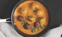 Recipe picture "Lentil dumplings with masala sauce" from "Richa's culinary world of flavors", p. 57