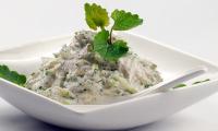 Rezeptbild "Tzatziki mit Knoblauchsrauke" aus dem Buch: "Meine liebsten Wildpflanzen - rohköstlich", Seite 83