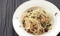 Immagine della ricetta «Tagliatelle al sedano, funghi, semi di zucca e salvia», dal libro «Everyday Raw Detox» di Matthew Kenney, pagina 138