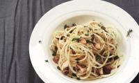 Rezeptbild "Sellerie-Linguini mit Pilzen, getrüffelten Kürbiskernen ..." aus "Everyday Raw Detox”.